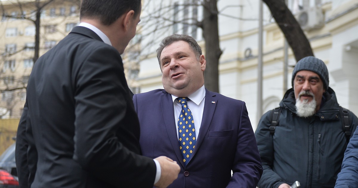 Toate firmele eligibile care au depus cereri pentru granturi europene vor primi bani, statul a făcut rost de 600 de milioane de euro. Secretarul de stat Liviu Rogojinaru alături de premierul Ludovic Orban și alți oameni