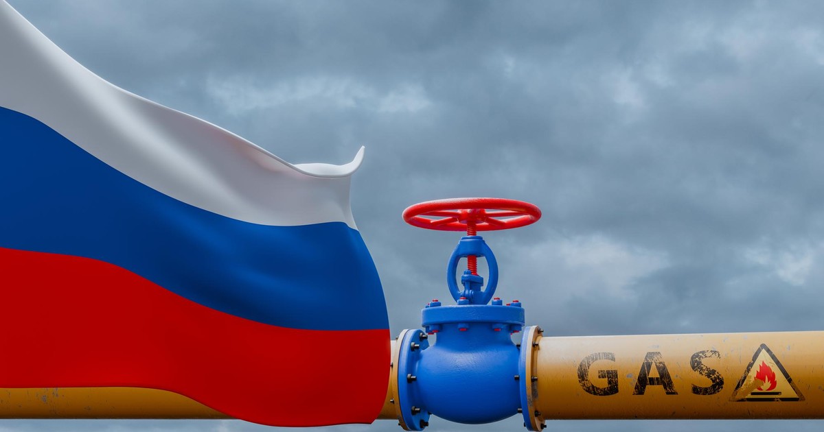 țevi de gaz alături de drapelul Rusiei