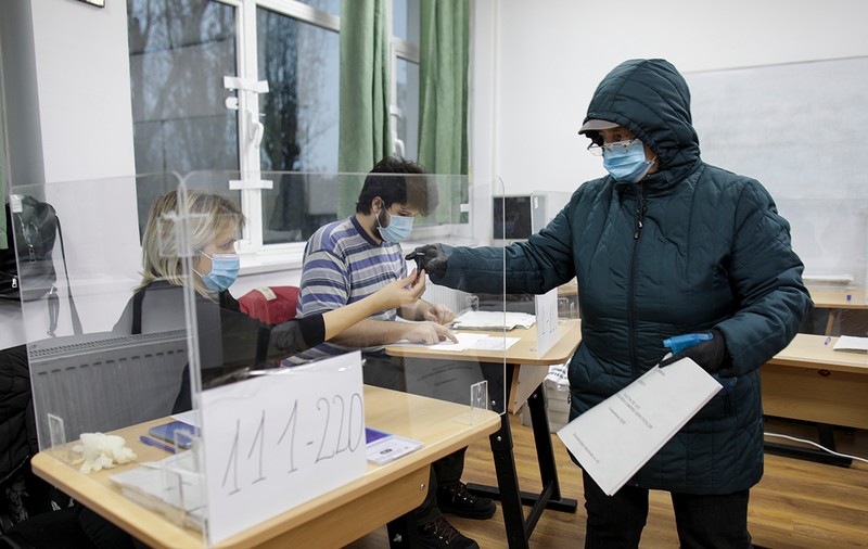 Ora 13: în țară au votat cu 500.000 de oameni mai puțin decât în 2016, în străinătate sunt deja cu 30% mai mulți votanți