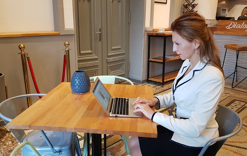 VIDEO/ Iubirea pe internet, la români: Bărbații sunt interesați de zodii și femeile de bani