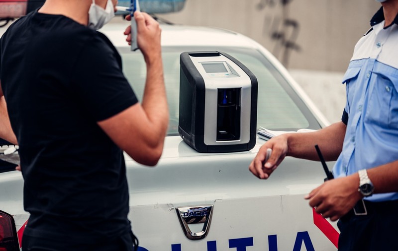 Tânăr de 20 de ani, prins drogat la examenul auto, în Cluj. I-a dat din greșeală polițistului plicul cu droguri