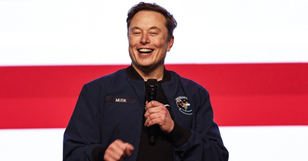 Elon Musk râde pe scenă, duminică, 30 martie 2025, în Green Bay, Wisconsin