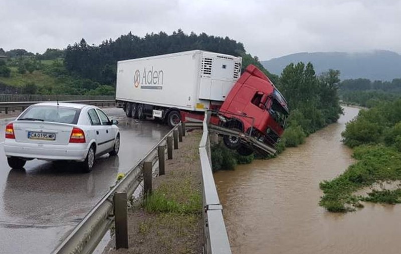 Accident cumplit în Bulgaria. Un român a murit, soţia şi copilul lui sunt în comă