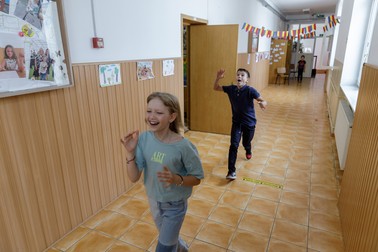 Pe holurile Școlii „Uruguay” e zarvă chiar de pe 1 septembrie, când au revenit în bănci elevii ucraineni Foto: Vlad Chirea