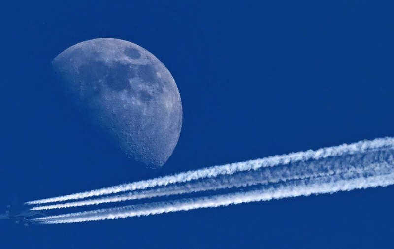 Stewardesa, aruncată direct în tavan și alți 5 oameni răniți: cum a fost un avion plin cu pasageri aspirat de vârtejul creat de un gigant al aerului