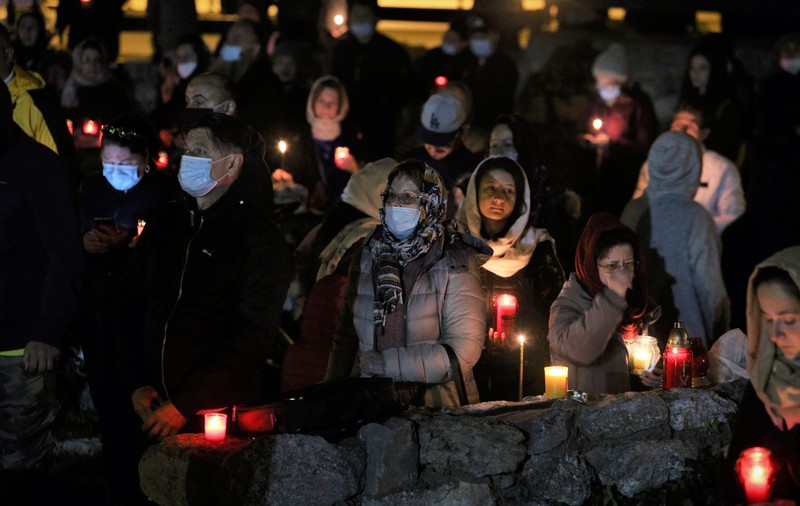 Împărtășiți, din nou, cu aceeași linguriță, enoriașilor lui ÎPS Teodosie nu le e frică de COVID: „Nu ne îmbolnăvim de la asta, ne îmbolnăvim de la răutate”