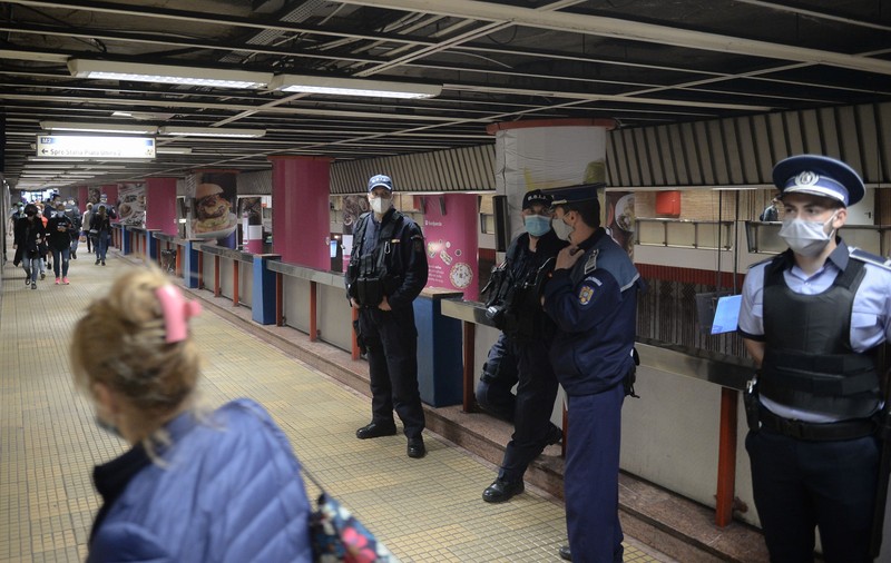 Poliția anunță controale în autobuze, metrou, piețe și mall-urile din Capitală, după creșterea numărului de infectări cu coronavirus