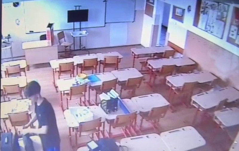 Doi tineri, surprinși de camerele video când au furat tablete în valoare de 100.000 de lei dintr-o școală din Sectorul 4 al Capitalei