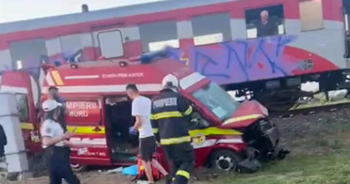 O ambulanță aflată în misiune, care ducea pacientul la spital, a fost lovită de tren în Timiș. Foto Opinia Timișoarei