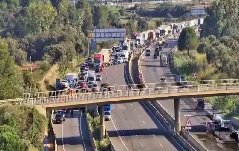 O șoferiță de TIR româncă a murit după ce a intrat în camionul condus de iubitul ei, pe o autostradă din Spania