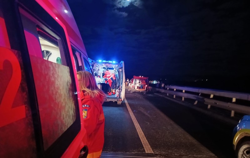 Accident între un microbuz și o mașină cu 7 persoane implicate în județul Sibiu. Autoritățile au activat Planul roșu de intervenție