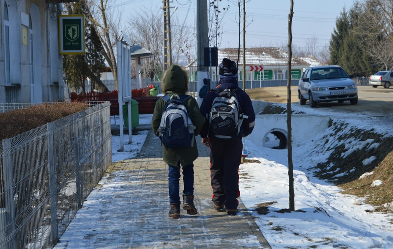 REPORTAJ/Drama copiilor din Bacău transformați în sclavi de bunică și doi unchi. Au îndurat foame, frig, bătăi și abuzuri sexuale