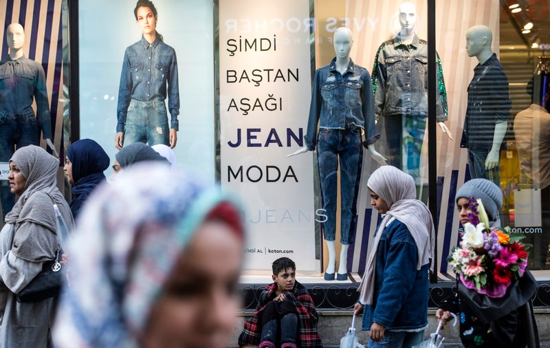 Un binefăcător anonim plătește datoriile săracilor din Istanbul și le lasă bani în fața caselor: ”Spune-mi Robin Hood”