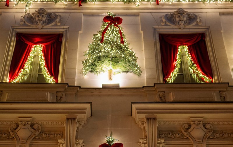 Imagini cu „Atelierul lui Moș Crăciun” din București. Cum arată „The Christmas House”, una dintre cele mai decorate clădiri din oraș