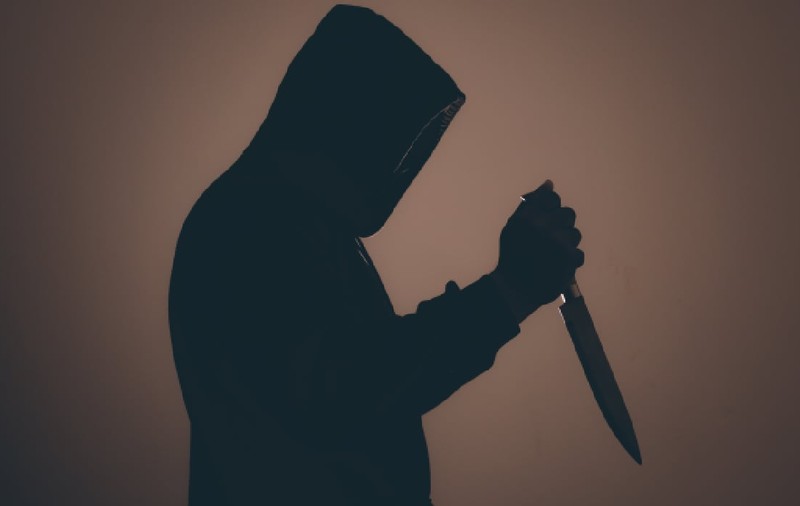Angajată amenințată cu un cuțit de un bărbat la o sală de jocuri din Galați. Agresorul este căutat de polițiști