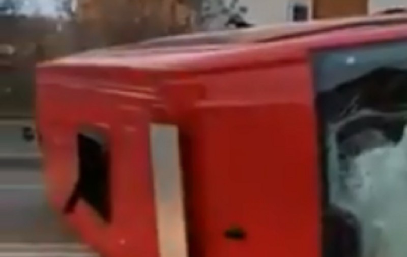 VIDEO / O autospecială ISU Maramureș, implicată într-un accident rutier. În mașină se aflau 14 persoane revenite din Franța