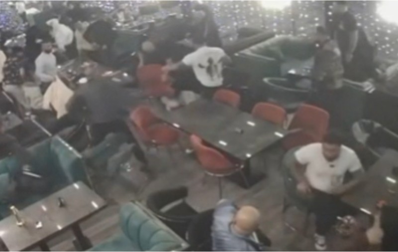 Bătaie într-un restaurant din București, din cauza unei rezervări. Un bărbat a ajuns la spital în urma incidentului