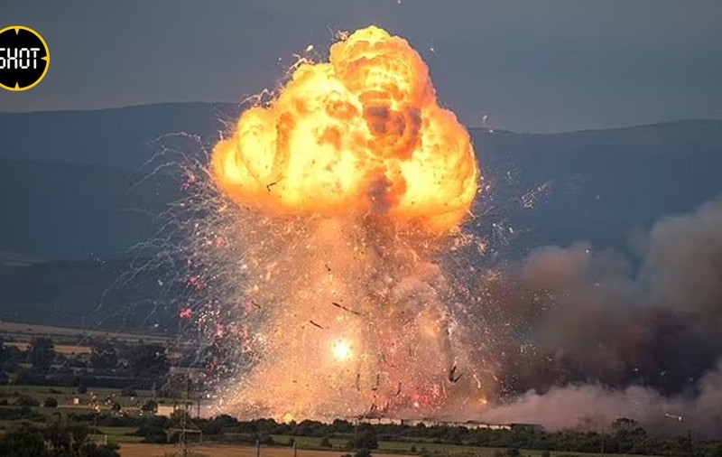 Video cu momentul unei explozii uriașe, într-un depozit de artificii, în Bulgaria. Un bărbat a murit, fiica lui e în stare critică
