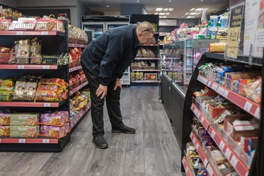 Cătălin se oprește pentru cumpărături la magazinul românesc din Rugby, UK