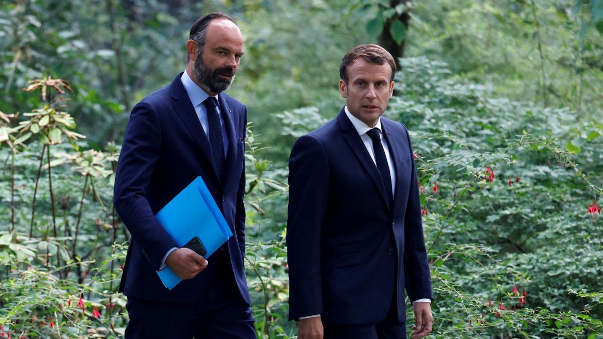 Premierul demisionar Edouard Phillippe, alături de Emmanuel Macron FOTO: EPA