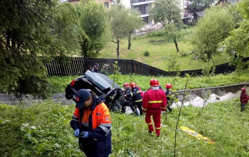 Autocar cu turiști francezi, implicat într-un accident pe DN1, în Sinaia. Un bărbat a murit