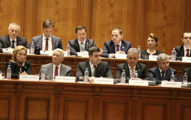 Prima ședință de Guvern a noului Executiv. Miniștrii au venit cu microbuzele la Palatul Victoria