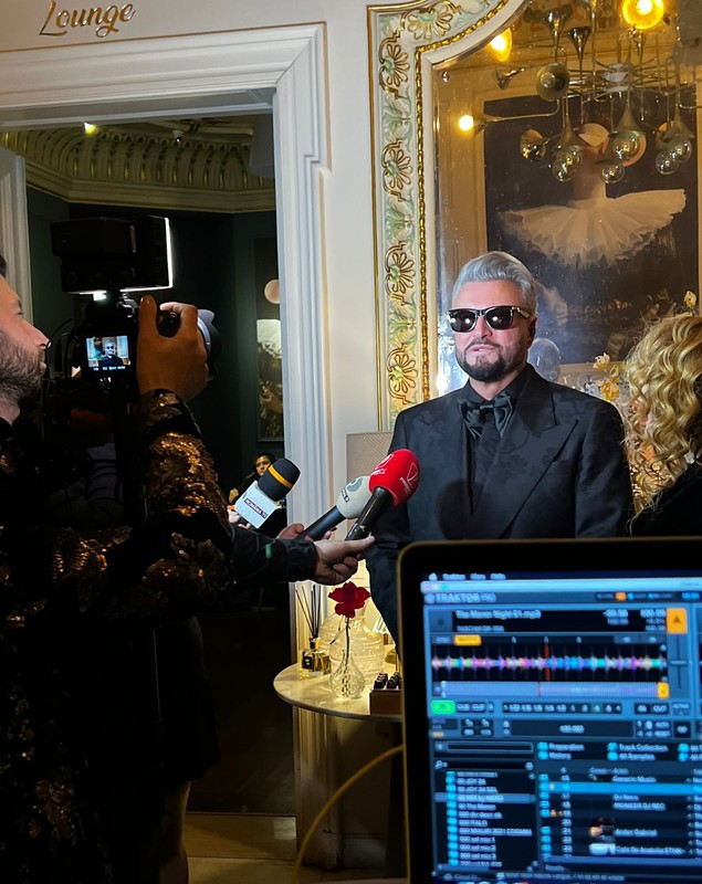 Cătălin Botezatu a împlinit 58 de ani. Designerul a fost aniversat de prieteni la Craiova, într-o locație decorată cu sute de trandafiri. „Sunt un om fericit”