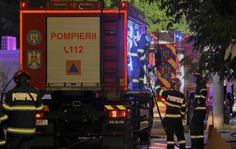 Singurul obiect neatins de foc, la Suceava, într-un incendiu care a mistuit o bucătărie. Proprietara a fost uimită