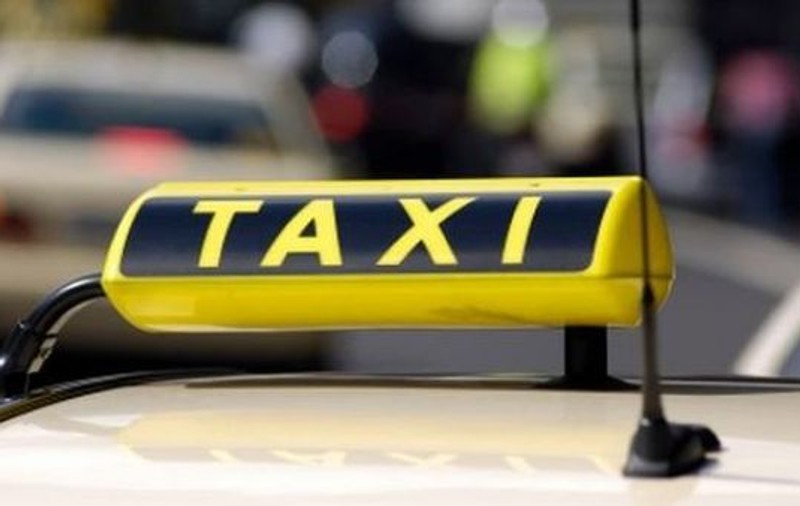 Un taximetrist a alertat poliţia pentru că un client periculos l-a lăsat fără maşină