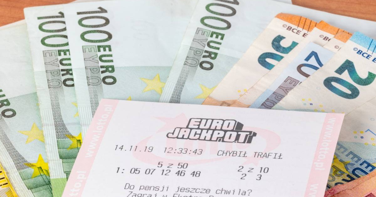 Bilet Eurojackpot cu bancnote euro.