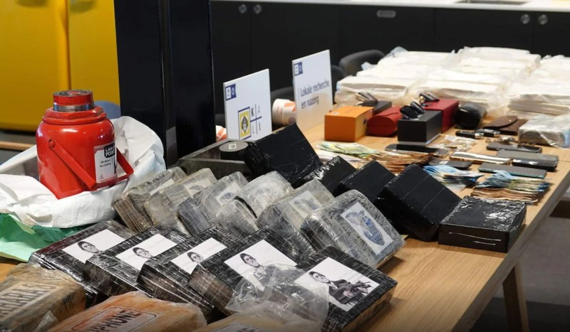 Pachetele cu droguri și alte substanțe pe care polițiștii olandezi le-au capturat de la banda de traficanți albanezi. Sursa foto: Politie Antwerpen / PZC.nl