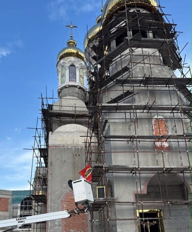 Stindardul rusesc afișat pe biserica pe care George Becali o construiește în Pipera