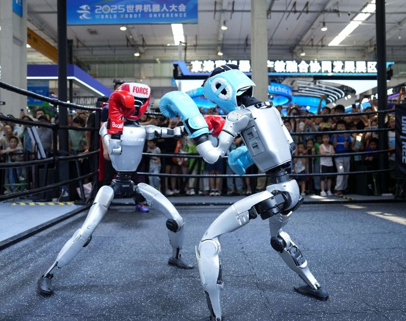 Prima „Olimpiadă” a roboților are loc în China, la Beijing: aceștia se întrec pe pista de atletism, boxează sau joacă tenis de masă