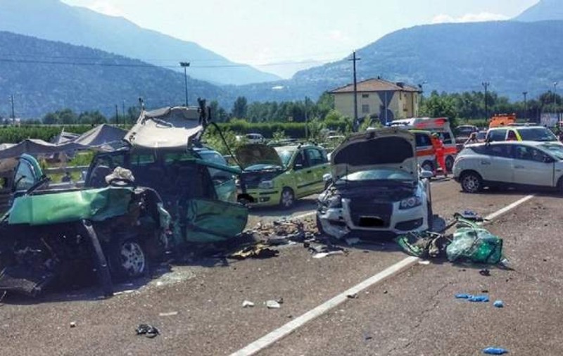Accident grav cu 6 maşini şi 12 victime, provocat de o depăşire ratată a unui român, în Italia