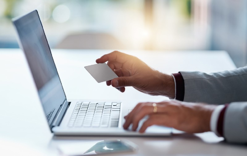 Magazinele online din România, sub presiune maximă din cauza platformelor din Asia și a noilor taxe