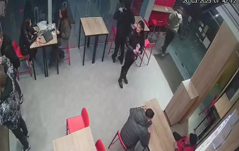 Momentul în care un hoț din Cluj pleacă cu o „amintire” dintr-o șaormerie. Ce a luat cu el