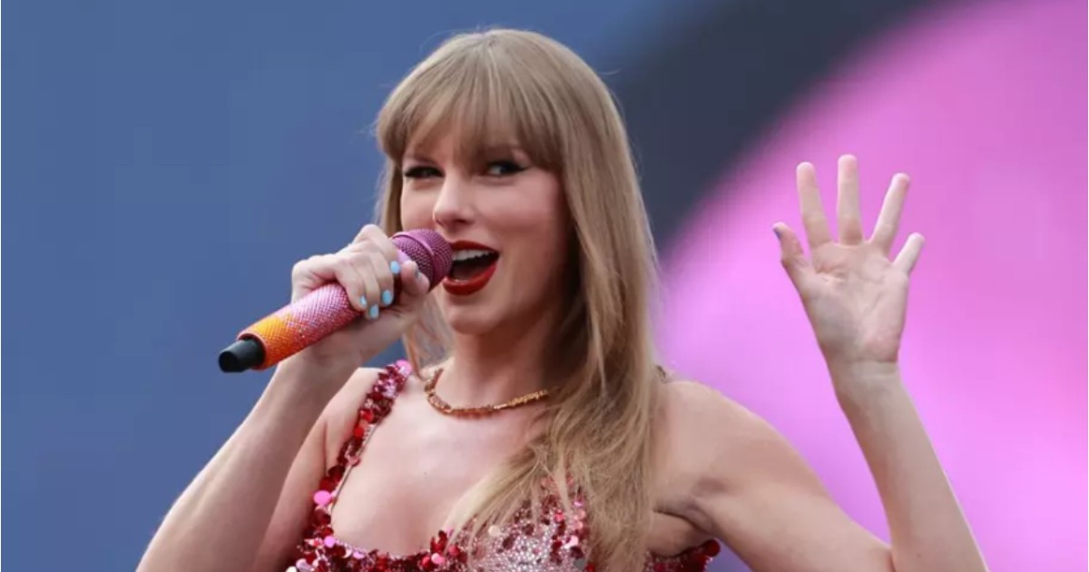 Taylor Swift îmbrăcată în rochie roz, în timp ce cântă