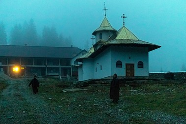 Sora Margareta, în curtea schitului “Buna Vestire”, Poiana Negrii, Suceava