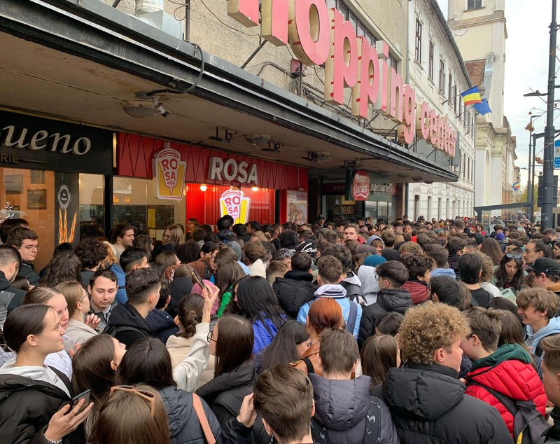 Sute de persoane s-au înghesuit în Cluj pentru a prinde shaorma gratis de Black Friday. Coada a depășit 100 de metri