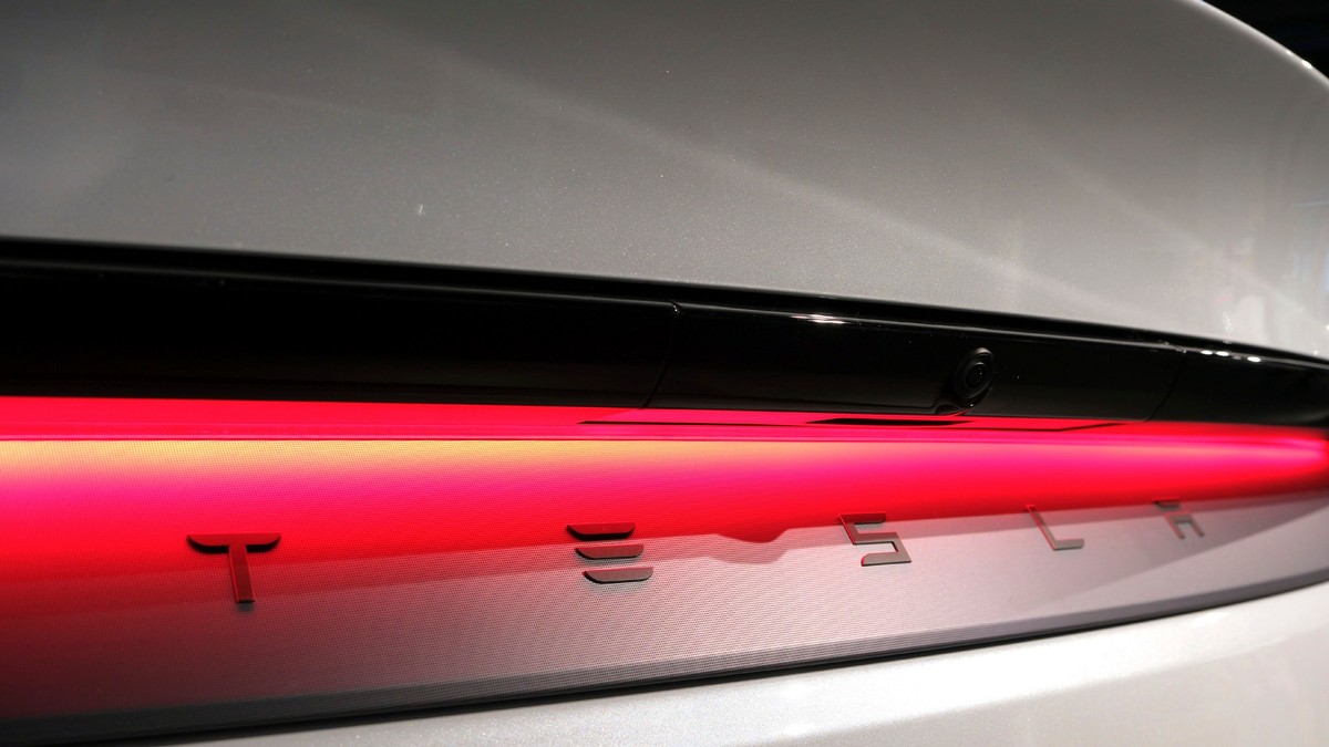 Logo-ul Tesla de pe spatele automobilului electric nou lansat Model Y.