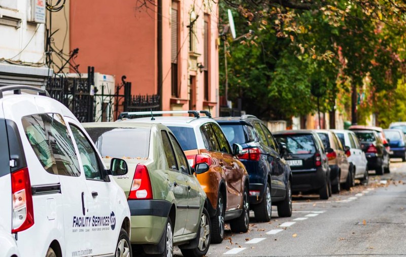 Primăria Bistrița lansează vinieta albastră pentru parcare. Cât costă și cum se obține