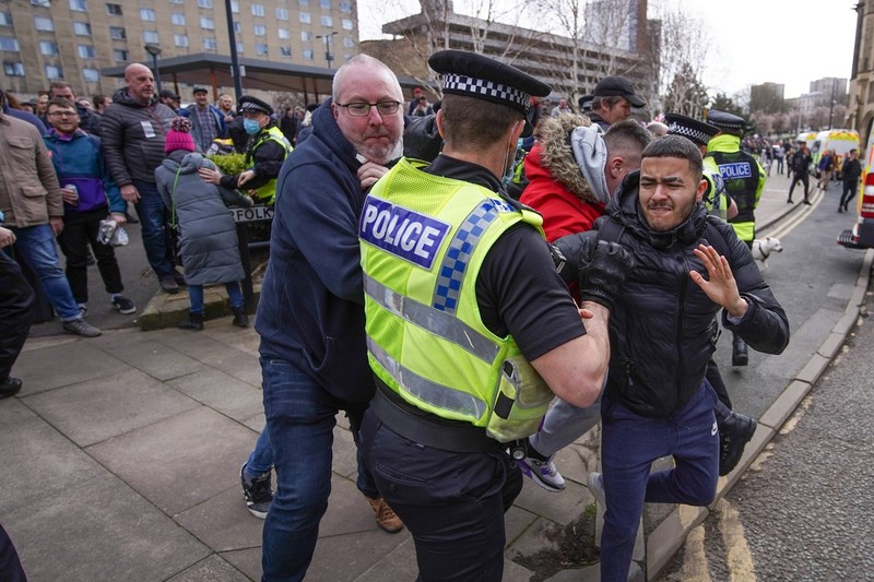 Protesters clash with police during an anti-lockdown protest in Bradford. Anti Lockdown Rally At Bradford, United Kingdom - 27 Mar 2021,Image: 601827775, License: Rights-managed, Restrictions: , Model Release: no