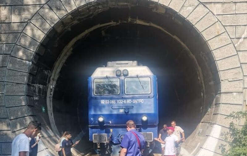 Tren blocat într-un tunel din județul Iași. Pasagerii au ajuns la destinație cu trei ore întârziere