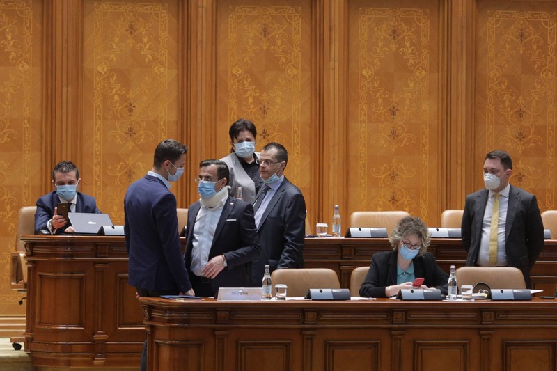Ministrul Ștefan și colegii din Parlament. Foto: INQUAM/ Octav Ganea