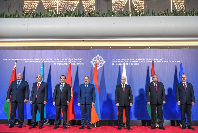 Fotografia oficială a șefilor de stat prezenți la întâlnirea Organizației Tratatului Colectiv de Securitate (CTSO). Foto: Profimedia Images