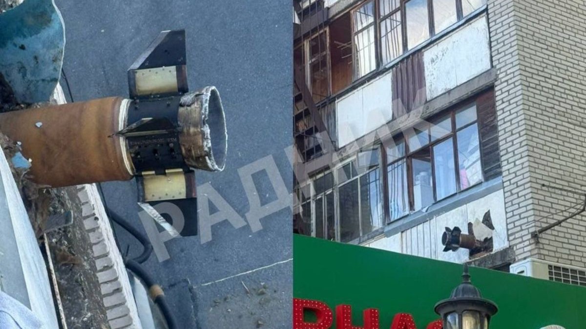 Colaj cu un fragment de rachetă înfipt în balconul unui apartament din apropierea Moscovei, in stanga o fotografie de aproape, in stanga o fotografie facuta din stradă