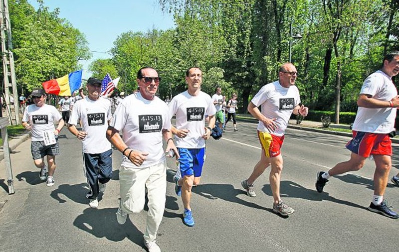 Omagiu pentru Boston! Crosul Capitalei a adunat la un loc oameni obişnuiţi şi vedete din sport