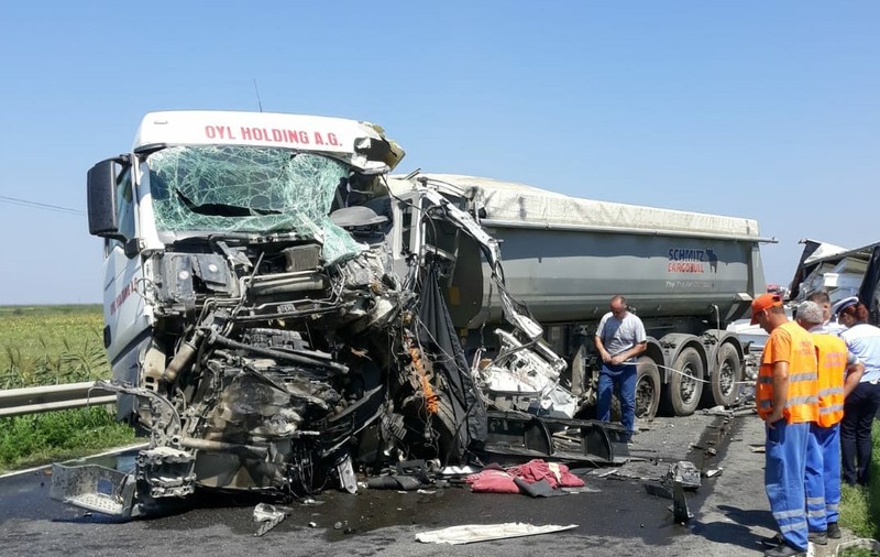 FOTO/ Accident groaznic cu două autotrenuri și un autoturism în Giurgeni, județul Ialomița. Un bărbat a murit, iar altul este în stare gravă