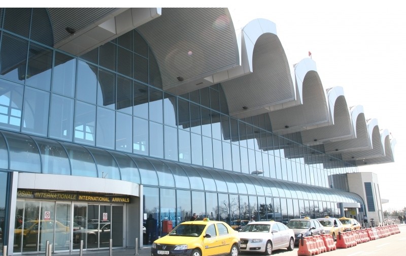 EXCLUSIV / Războiul Uber vs. Taxi se mută pe Aeroportul Otopeni. Taximetriştii îşi desfiinţează terminalele touch-screen de comandă