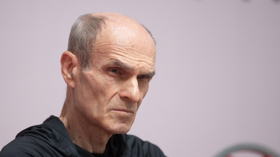 Cristian Tudor Popescu în tricou negru 